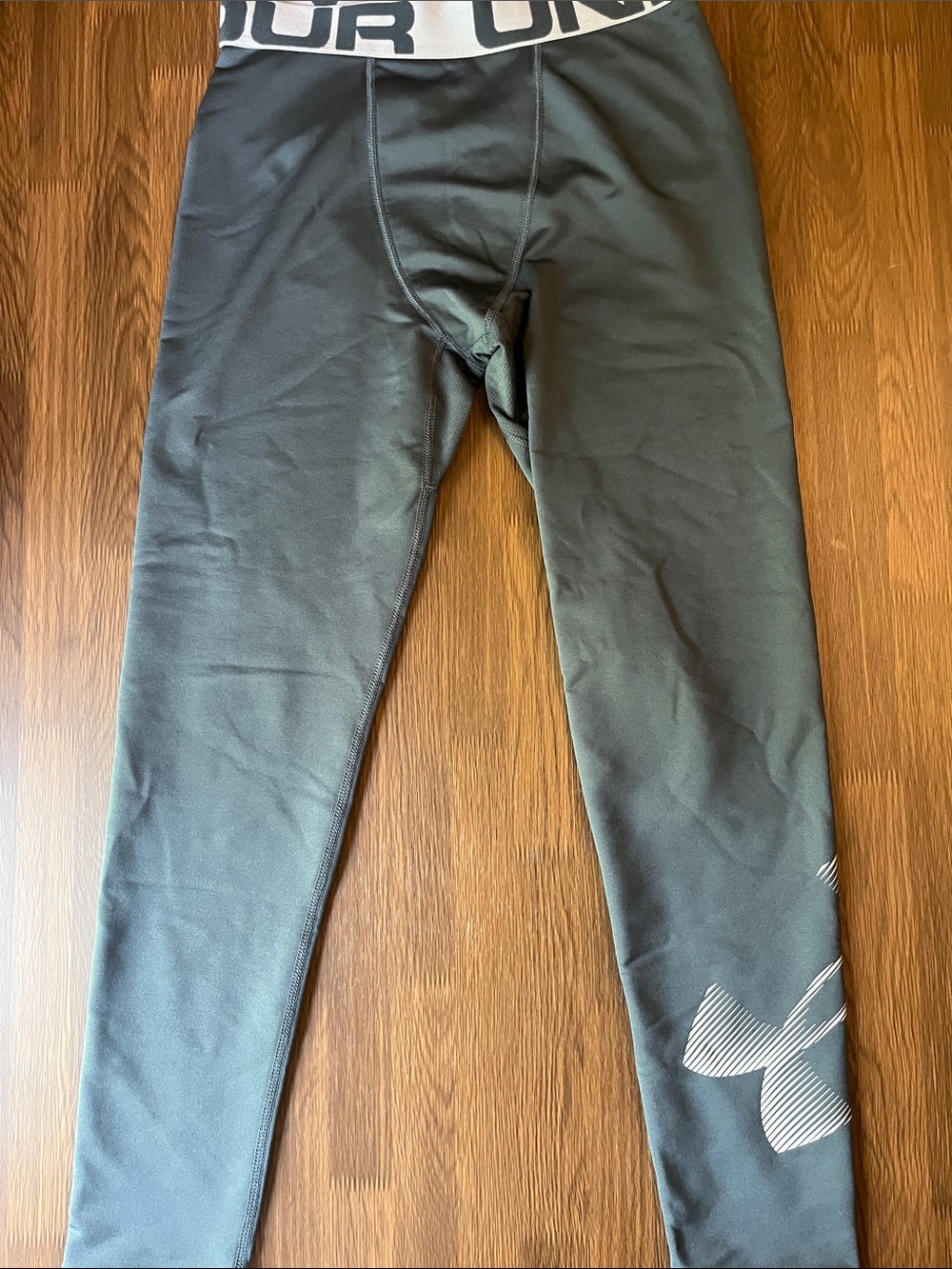 Under Armour gray boys 
' Logo Performance Leggings